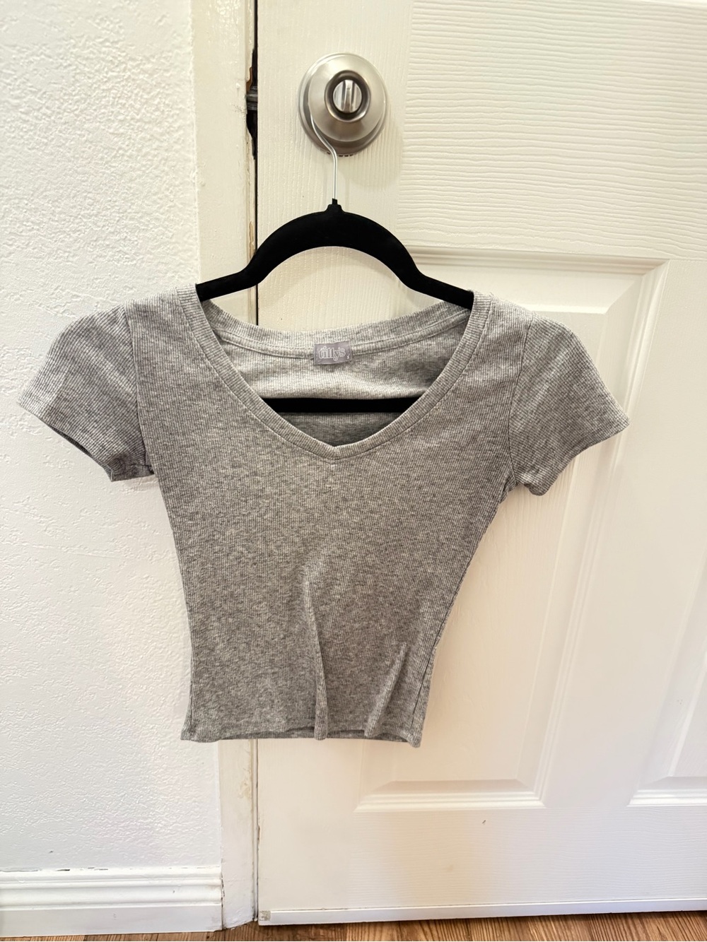 Tilly's Gray Ribbed V-Neck Short Sleeve Tee